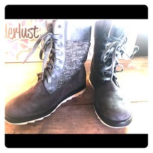 Brand new Muk Luks boots!  Size 8 exc cond